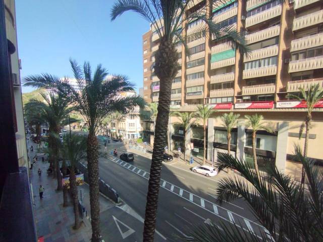 Piso en Alquiler en Avenida de Alfonso X 'El Sabio' en Mercado