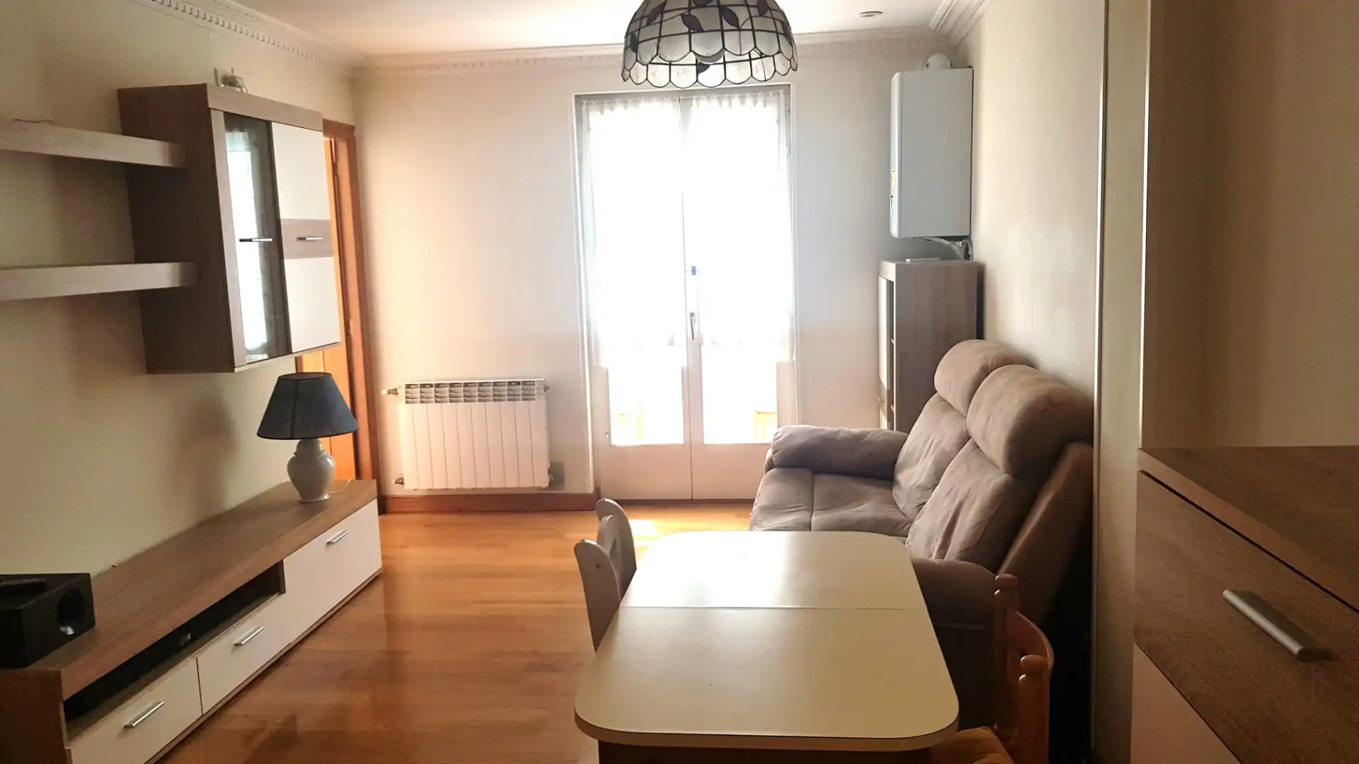 Sala d'estar de Apartament en venda en Vitoria - Gasteiz amb Calefacció, Parquet i Moblat