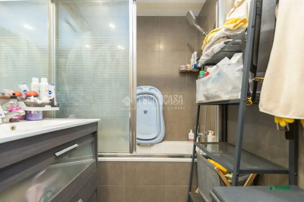 Badezimmer von Wohnung zum Verkauf in Almería mit Klimaanlage