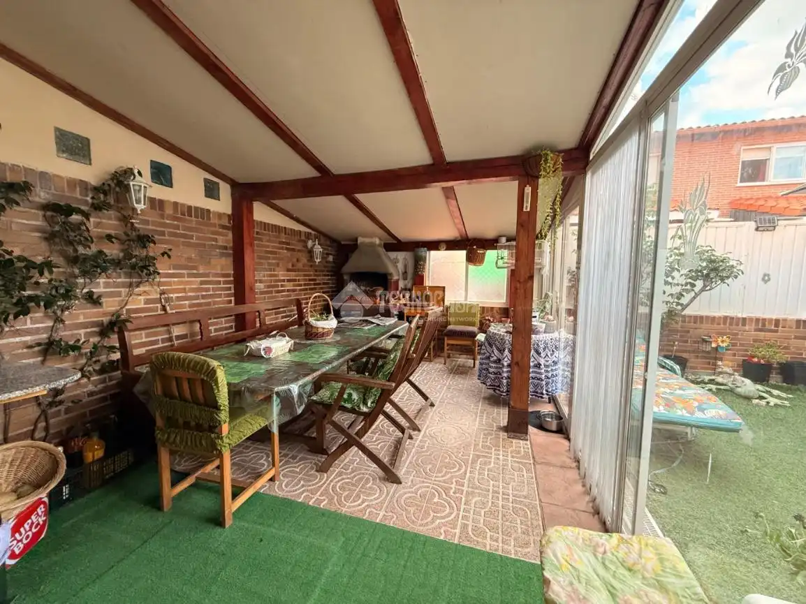 Terrasse von Einfamilien-Reihenhaus zum Verkauf in Torrejón del Rey mit Klimaanlage, Heizung und Privatgarten