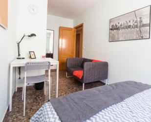 Dormitori de Apartament per a compartir en  Valencia Capital amb Calefacció, Moblat i Forn