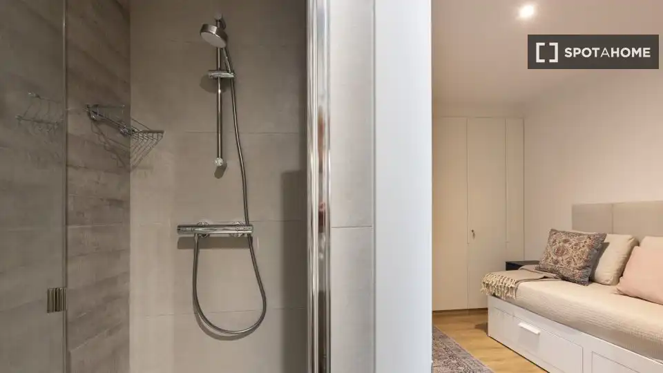 Bany de Pis de lloguer en Barcelona amb Aire condicionat, Calefacció i Moblat