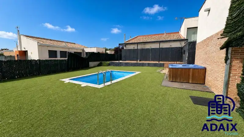 Swimming pool of Houses for sale in Layos  with Air Conditioner, Heating and Terrace