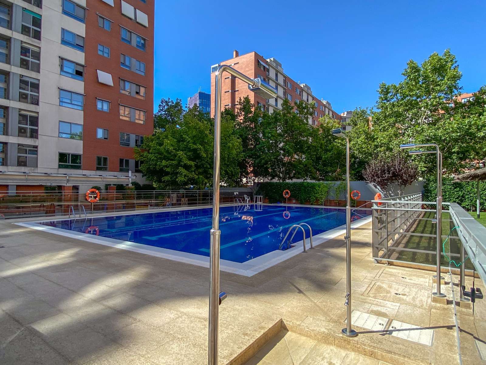 Swimming pool of Apartment to share in  Madrid Capital  with Air Conditioner, Heating and Terrace