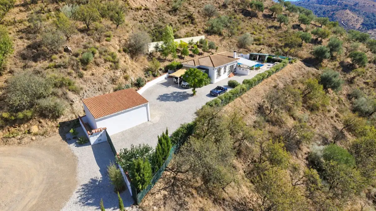 Vista exterior de Casa o xalet en venda en Colmenar amb Aire condicionat, Jardí privat i Terrassa