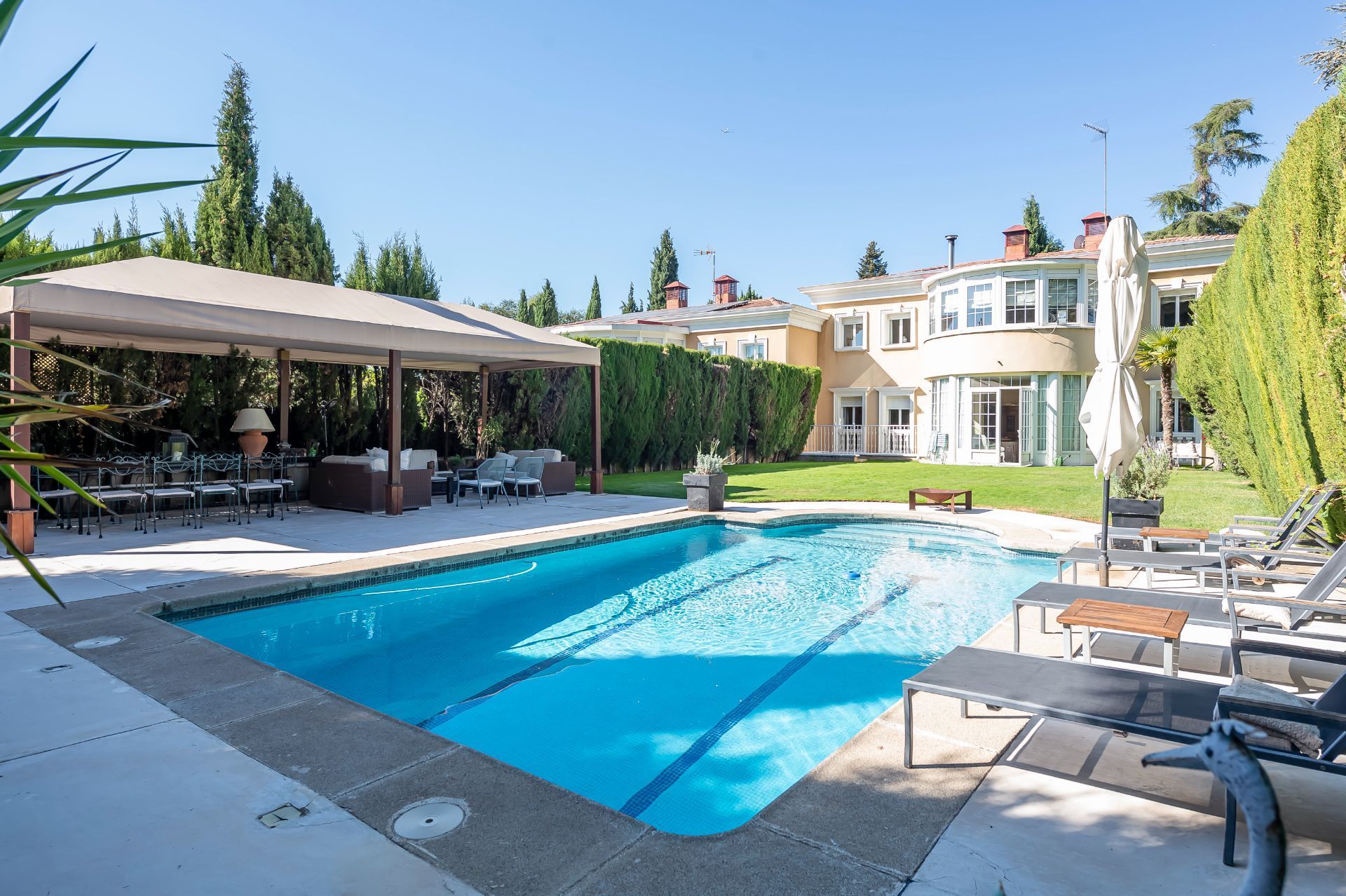 Swimming pool of House or chalet for sale in  Madrid Capital  with Air Conditioner, Heating and Terrace