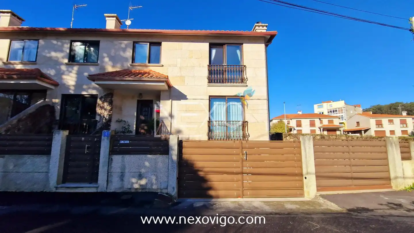 Vista exterior de Casa adosada en venta en Cangas  con Calefacción, Trastero y Amueblado