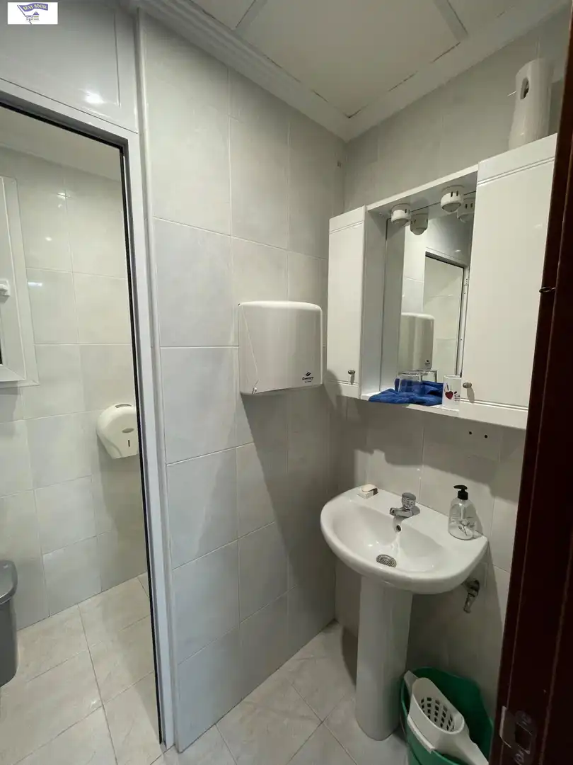 Badezimmer von Büro zur Miete in Albacete mit Heizung