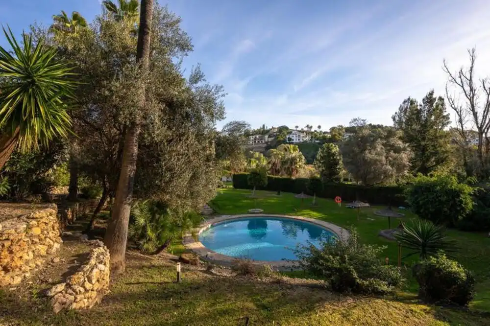 Apartamento con piscina en venta en Benahavís pueblo, imagen 2