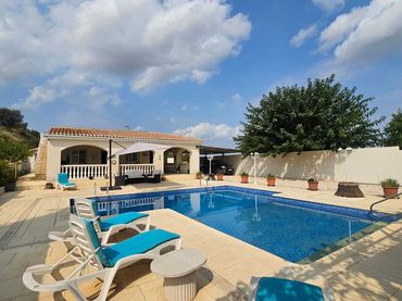 Country house with pool for sale in Benigànim