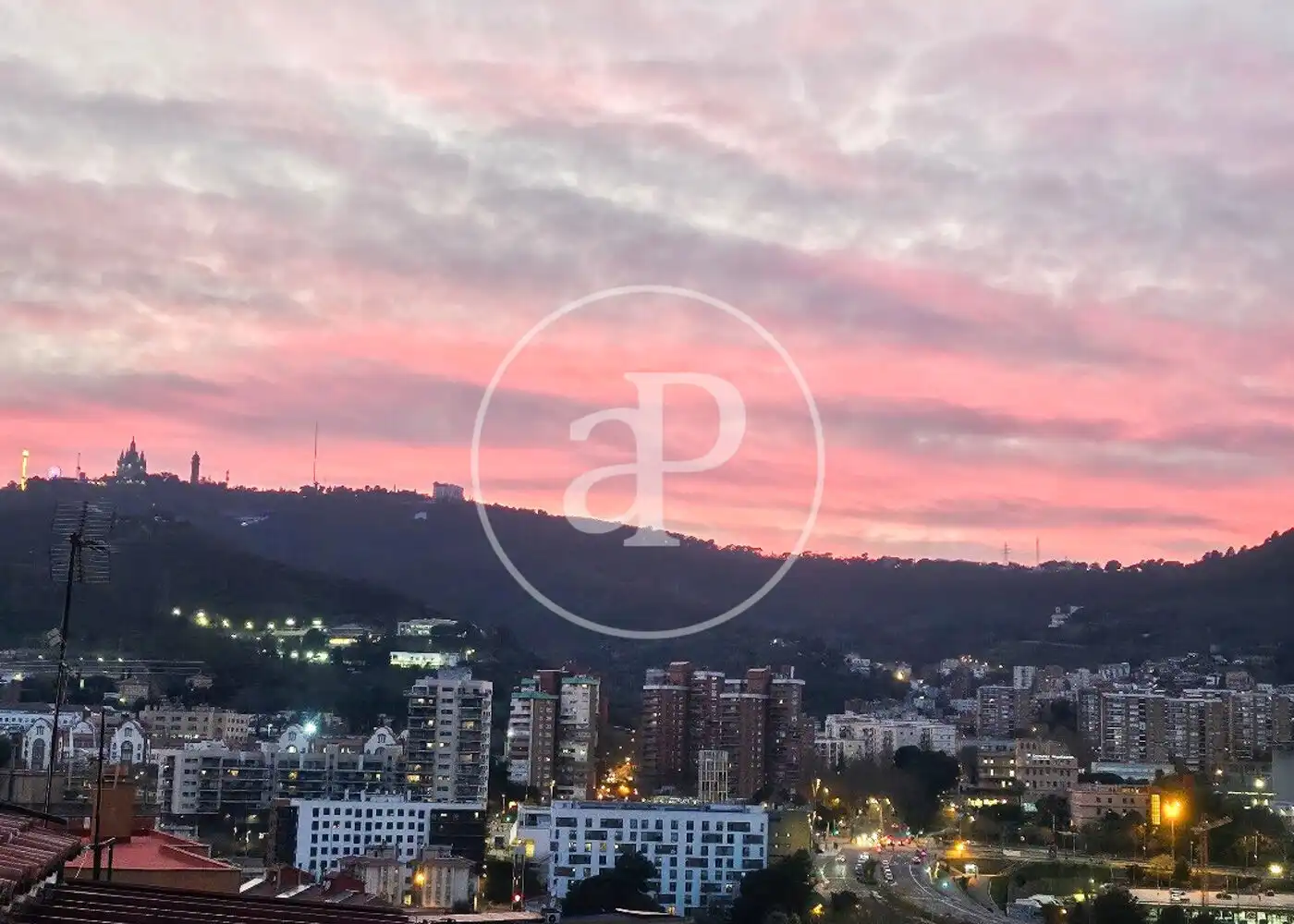 Außenansicht von Wohnung zum Verkauf in Barcelona mit Klimaanlage, Heizung und Terrasse