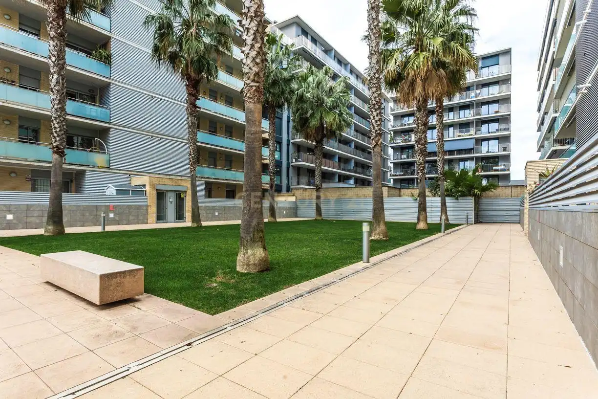 Vista exterior de Apartamento en venta en Badalona con Jardín privado, Piscina y Balcón
