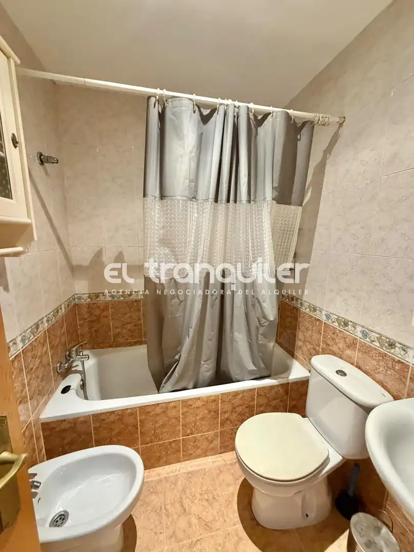 Bathroom of Flat for rent in Madrid  with Terrace and Washing machine