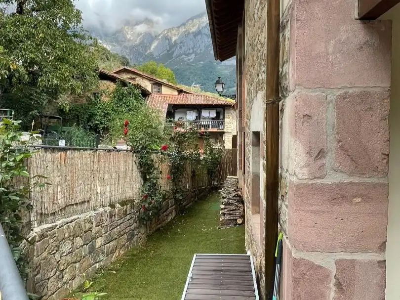 Vista exterior de Casa o xalet en venda en Camaleño amb Terrassa i Balcó