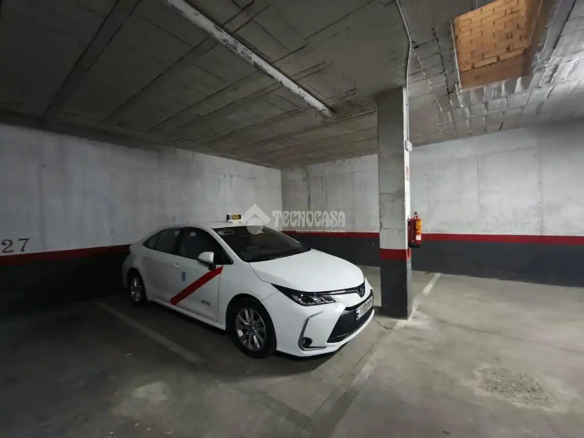 Parking de Piso en venta en Madrid con Calefacción y Terraza
