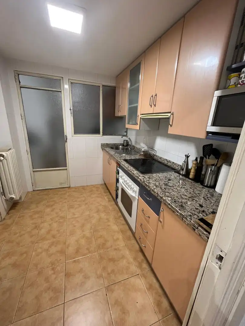 Cuina de Pis de lloguer en Granada amb Moblat i Balcó