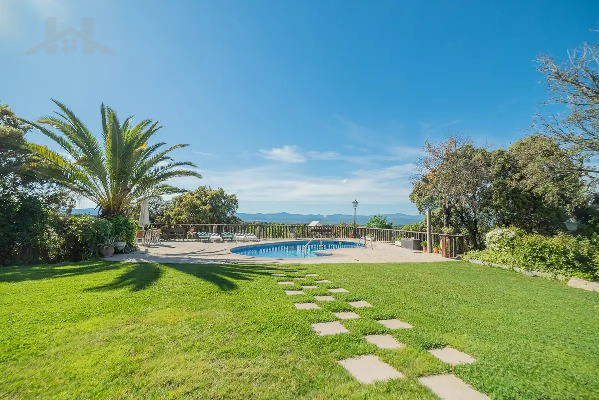 Piscina de Casa o xalet en venda en Sevilla la Nueva amb Calefacció, Jardí privat i Piscina