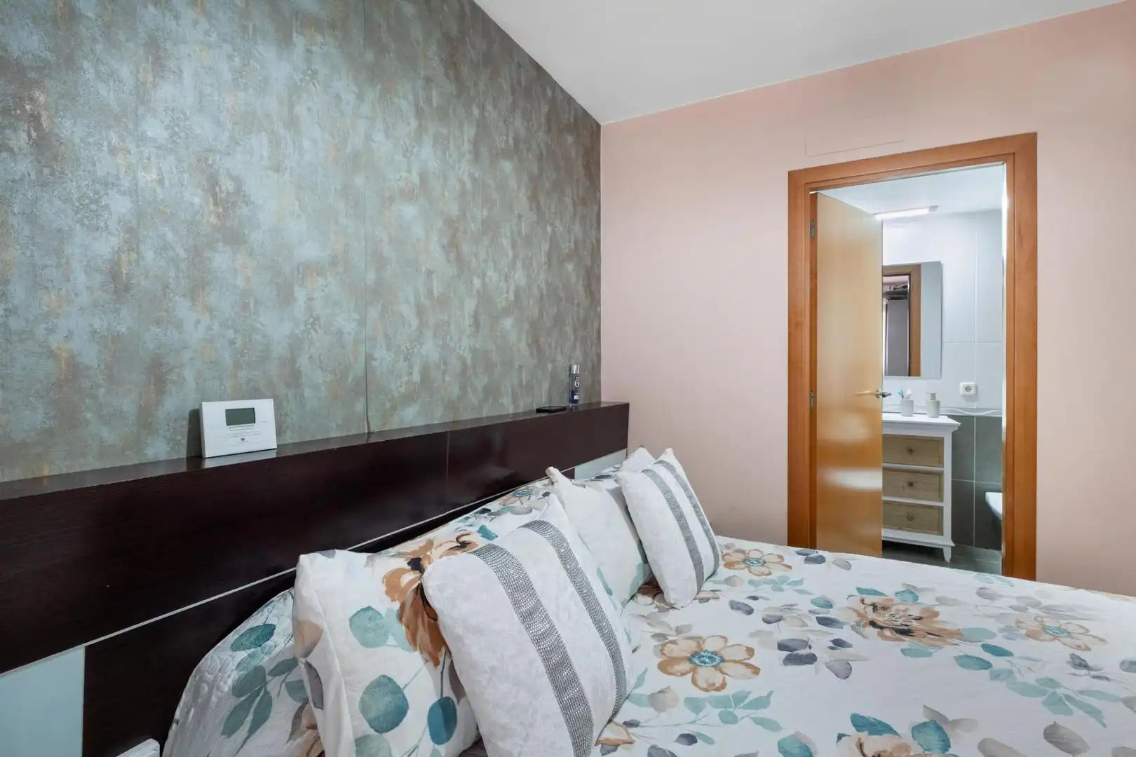 Bedroom of Apartments for sale in Girona