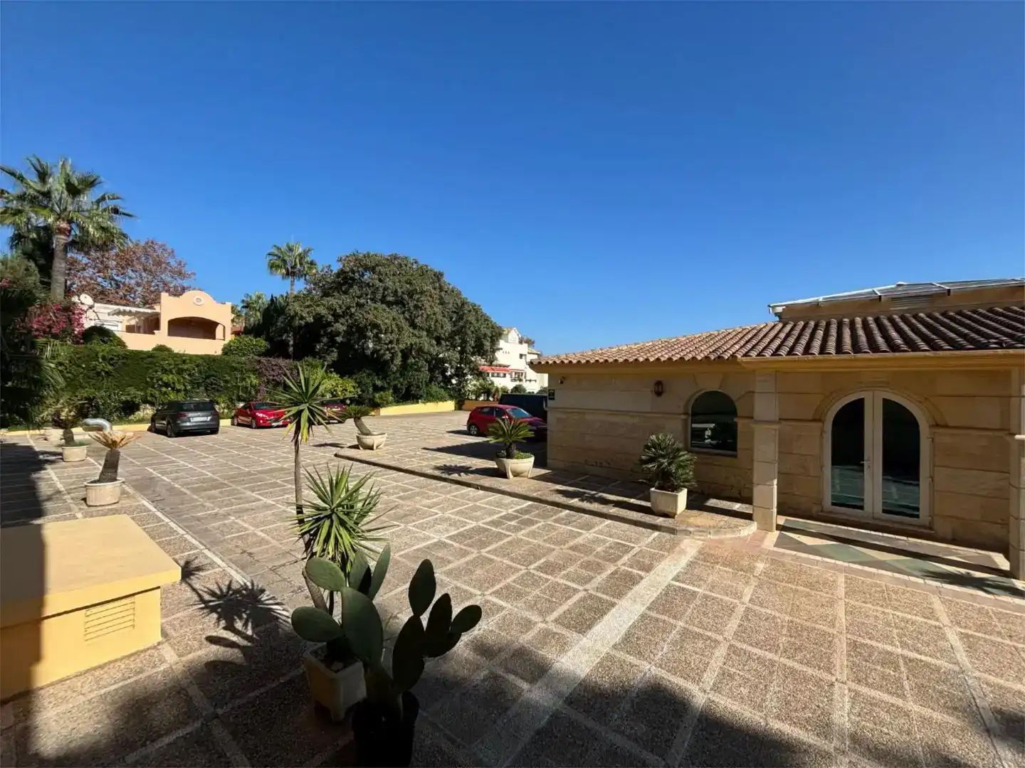 Vista exterior de Oficina de alquiler en Marbella