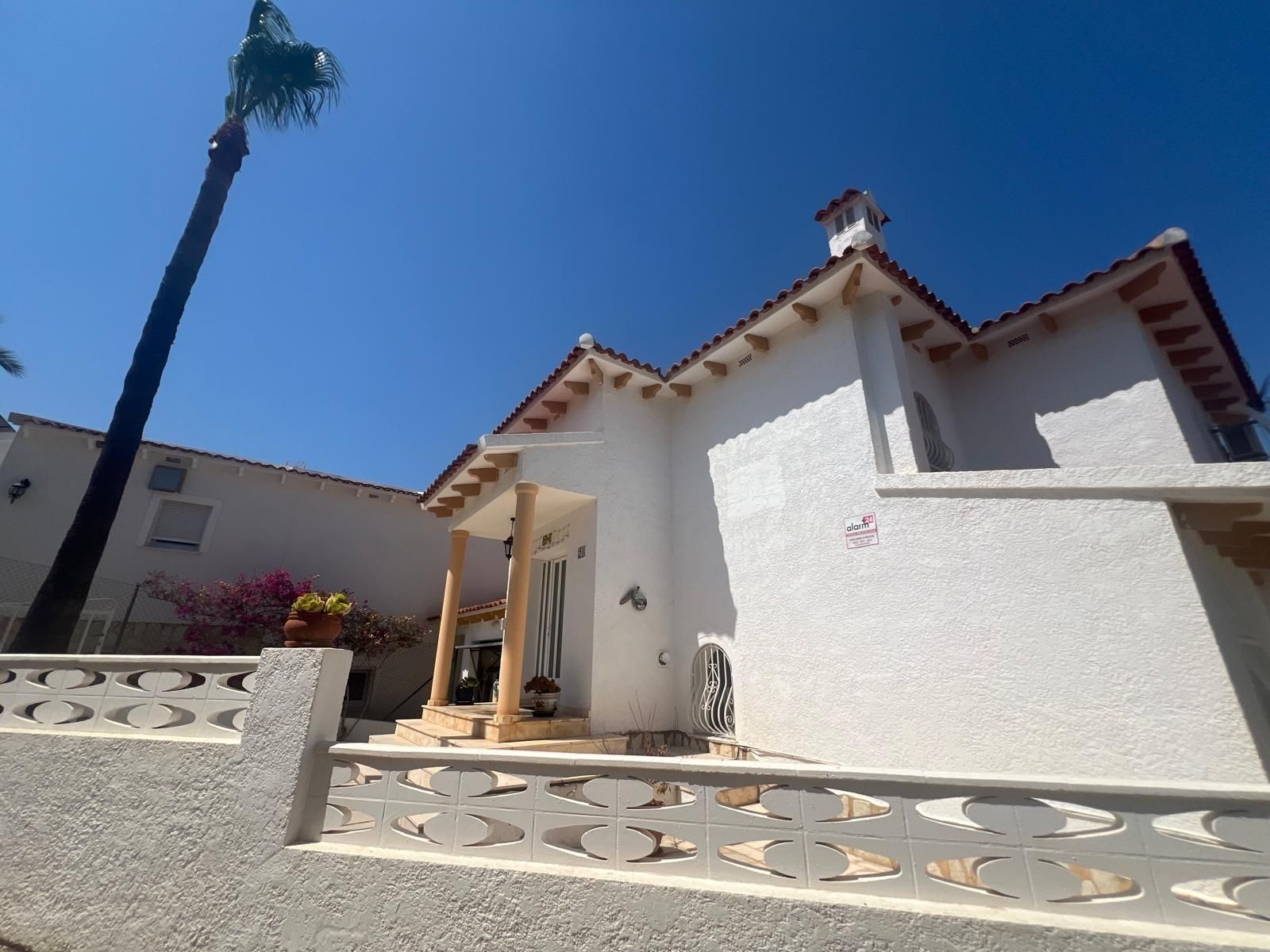 Vista exterior de Casa o xalet en venda en L'Alfàs del Pi amb Aire condicionat, Calefacció i Jardí privat