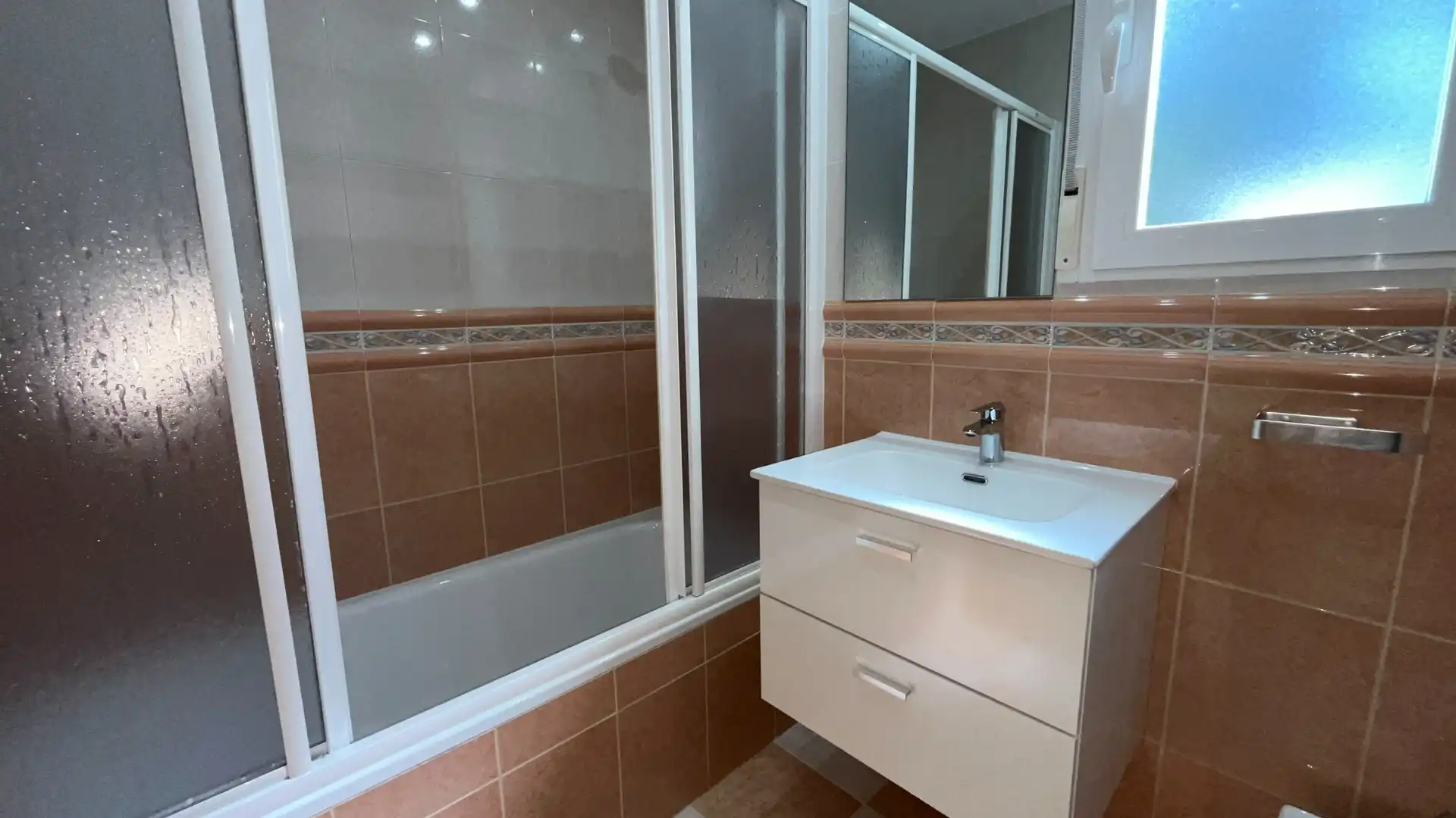 Bany de Casa adosada de lloguer en Aldea del Fresno amb Aire condicionat, Calefacció i Parquet