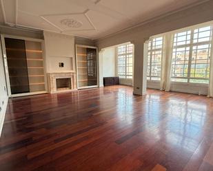Living room of Flat for sale in  Barcelona Capital  with Air Conditioner, Heating and Parquet flooring