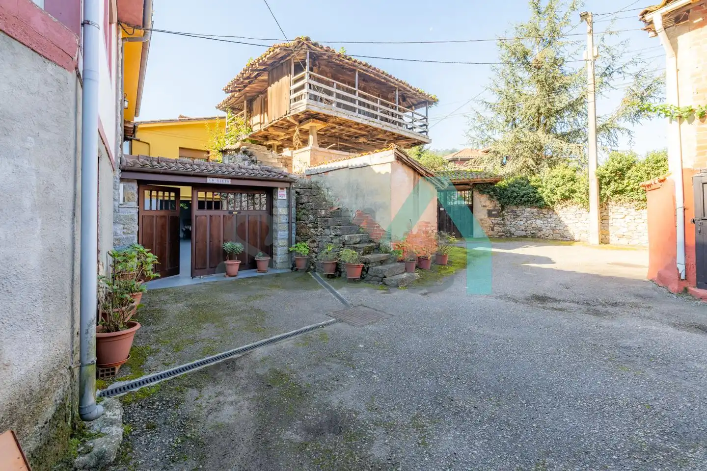 Außenansicht von Einfamilien-Reihenhaus zum Verkauf in Belmonte de Miranda mit Parkett