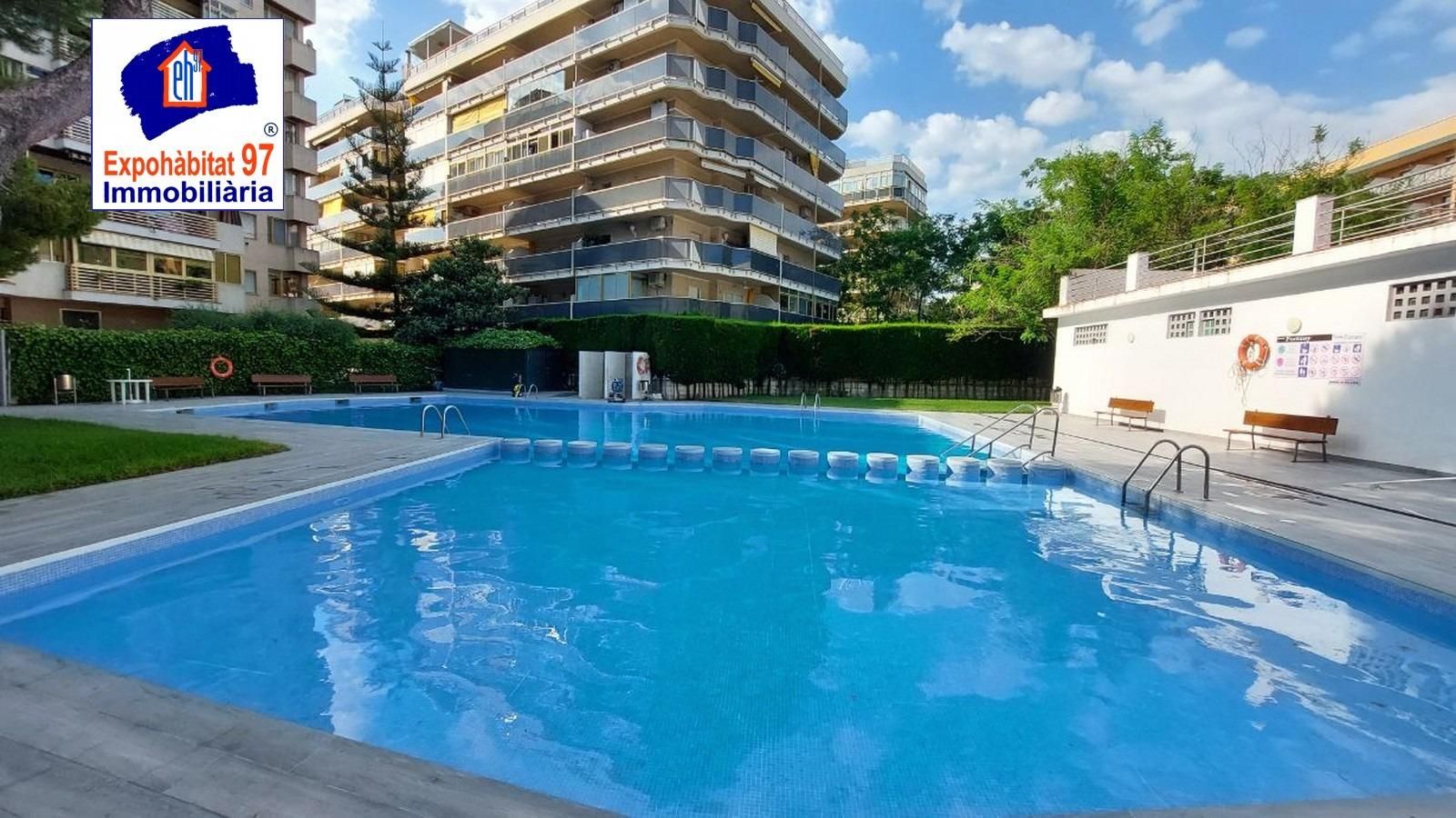 Piscina de Apartament en venda en Salou amb Aire condicionat, Terrassa i Piscina comunitària