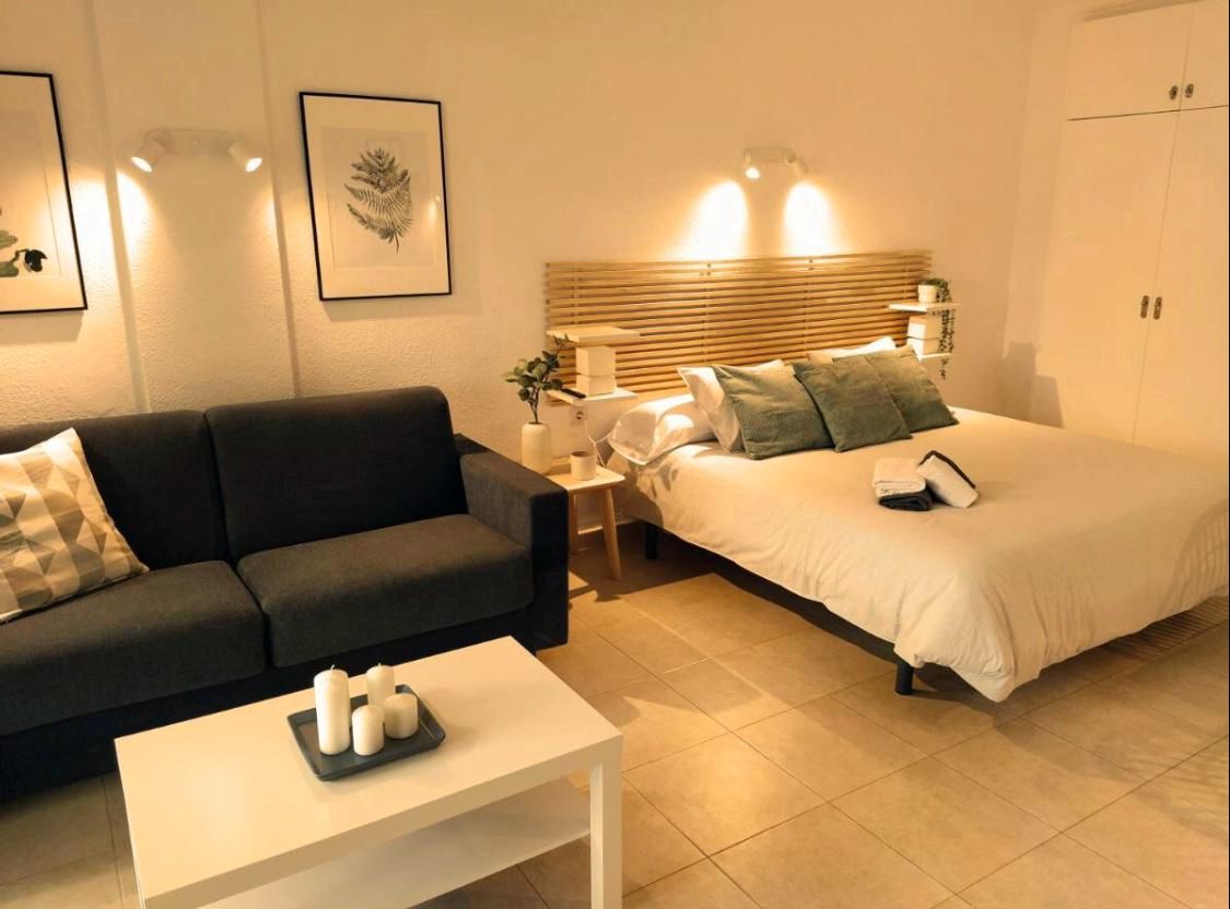 Dormitori de Apartament de lloguer en Benalmádena amb Aire condicionat, Moblat i Microones