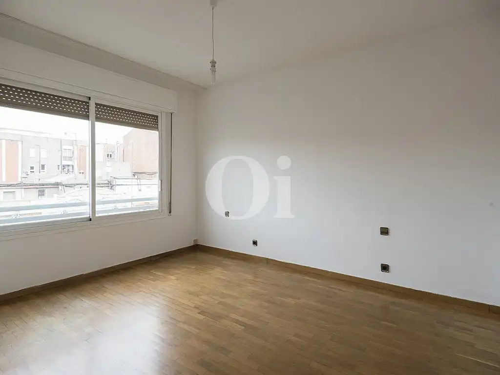 Dormitori de Apartament en venda en Barcelona amb Calefacció, Parquet i Terrassa