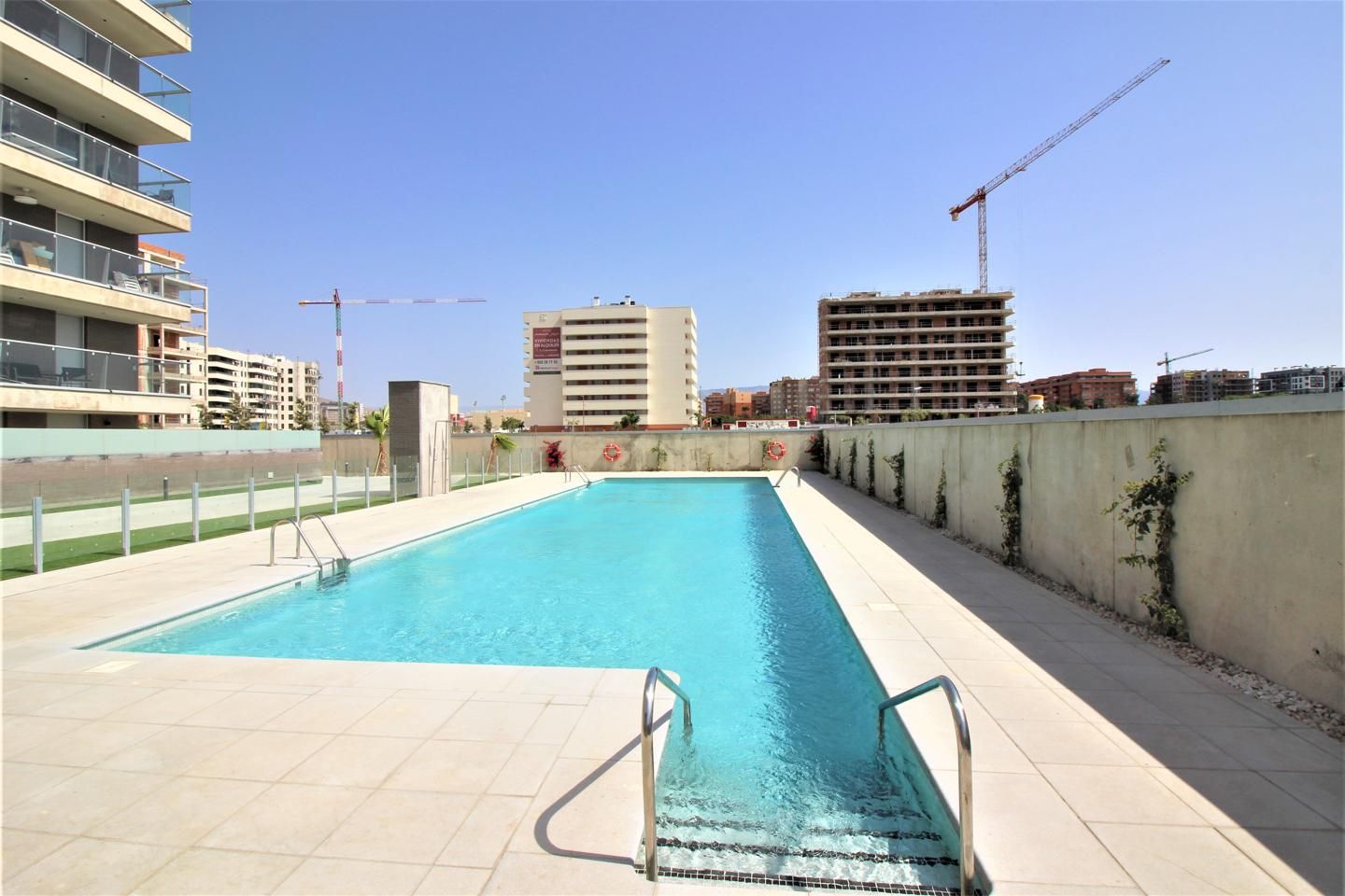 Piscina de Piso de alquiler en  Almería Capital con Aire acondicionado, Calefacción y Terraza