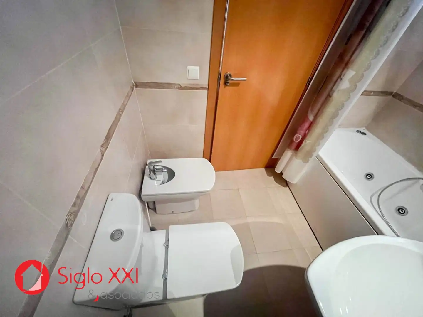 Badezimmer von Einfamilien-Reihenhaus zum Verkauf in Almazora / Almassora mit Klimaanlage, Heizung und Terrasse