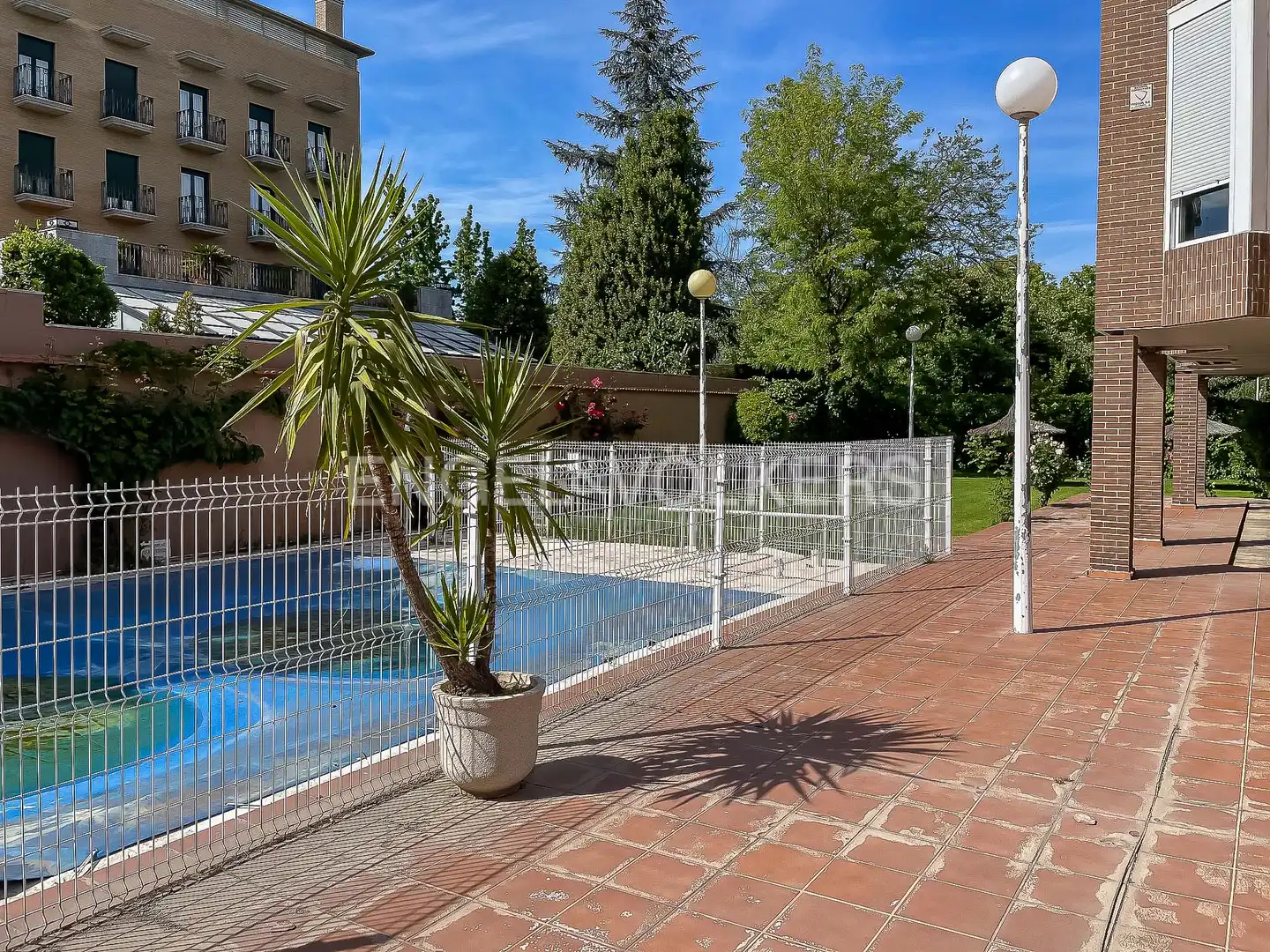 Piscina de Pis de lloguer en Madrid amb Aire condicionat, Calefacció i Jardí privat