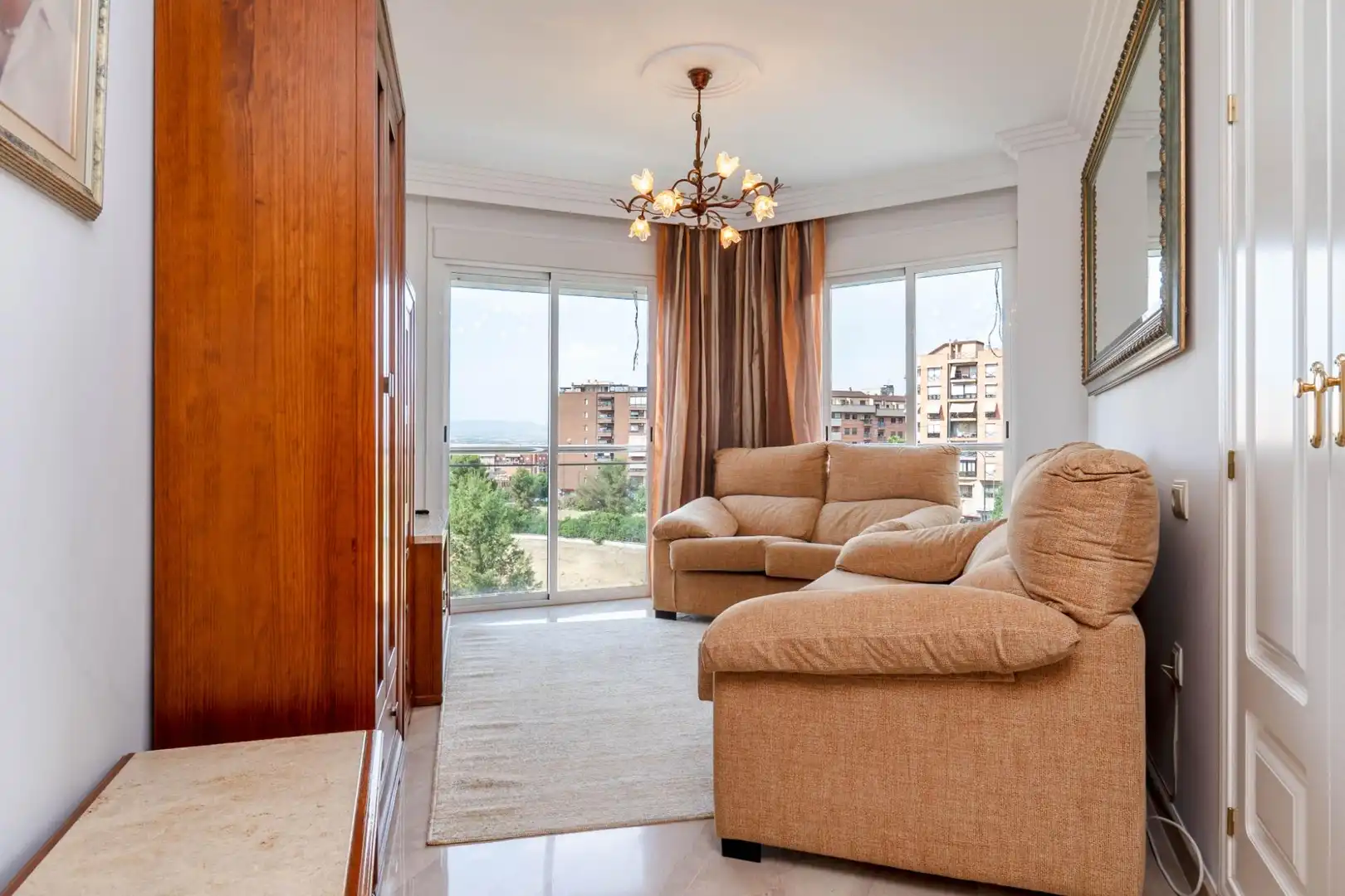 Living room of Flat for sale in Granada  with Air Conditioner, Furnished and Balcony