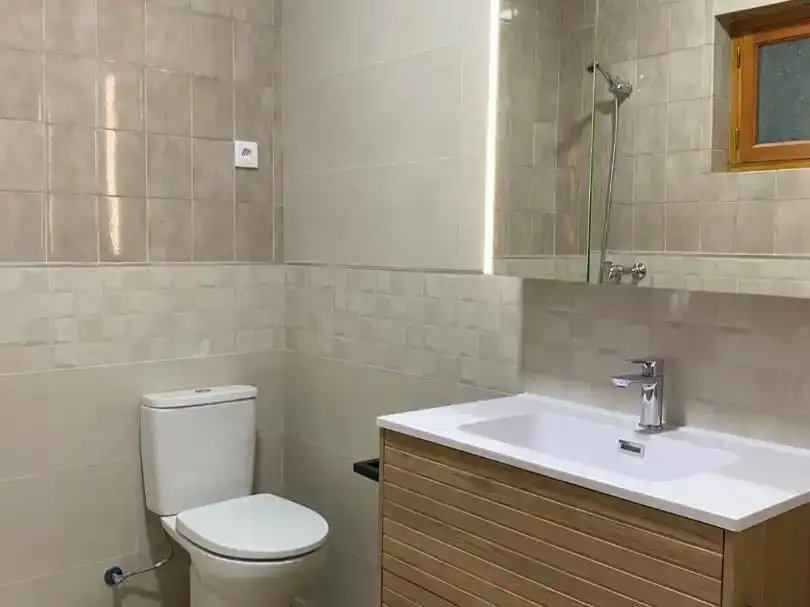 Badezimmer von Erdgeschoss zur Miete in Herencia mit Möbliert und Balkon