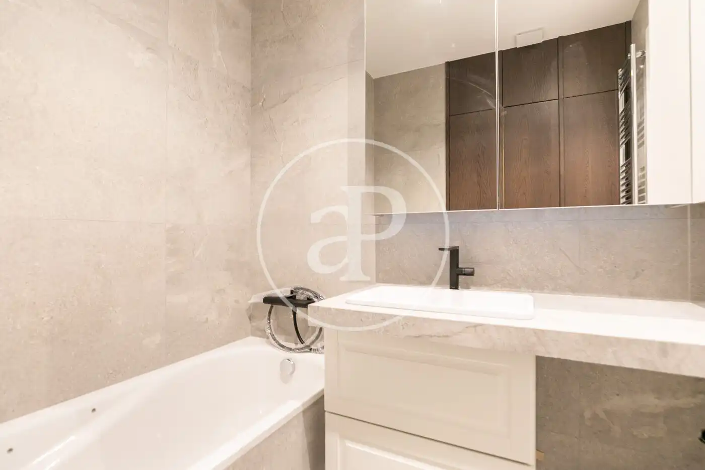 Badezimmer von Wohnung zum Verkauf in Barcelona mit Klimaanlage und Heizung