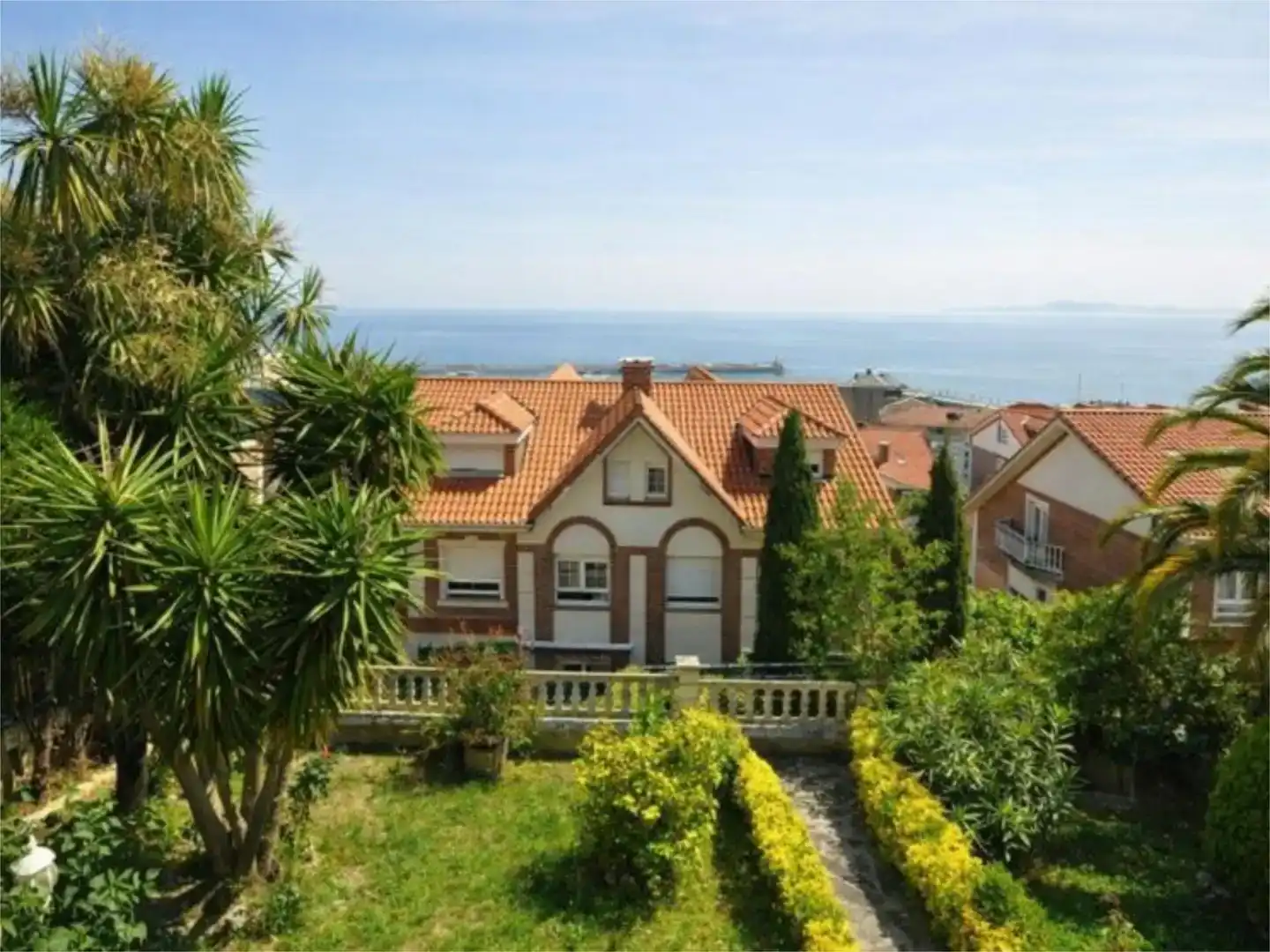 Außenansicht von Wohnung zum Verkauf in Castro-Urdiales mit Privatgarten, Schwimmbad und Möbliert