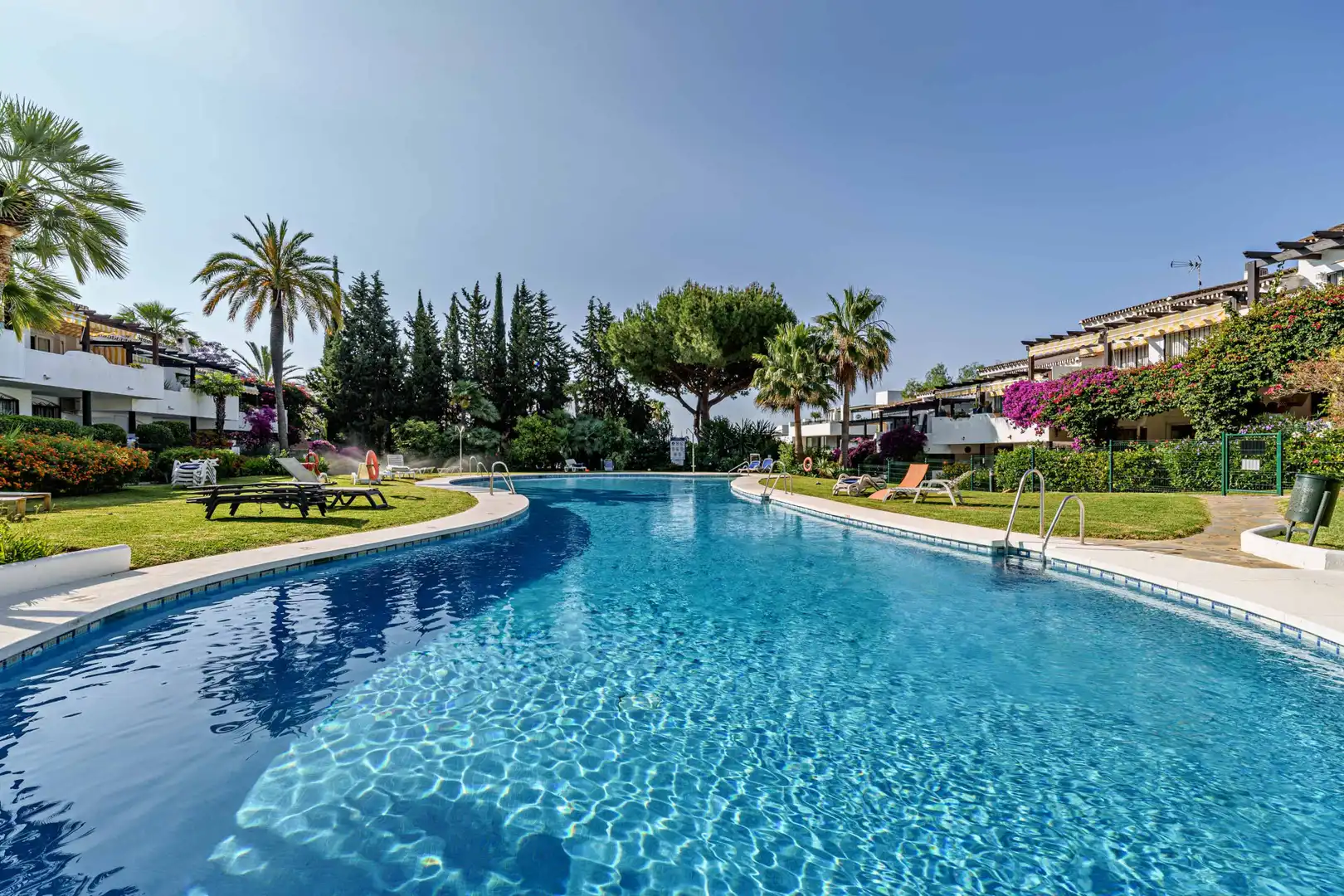 Baixos amb piscina en venda a Milla de Oro