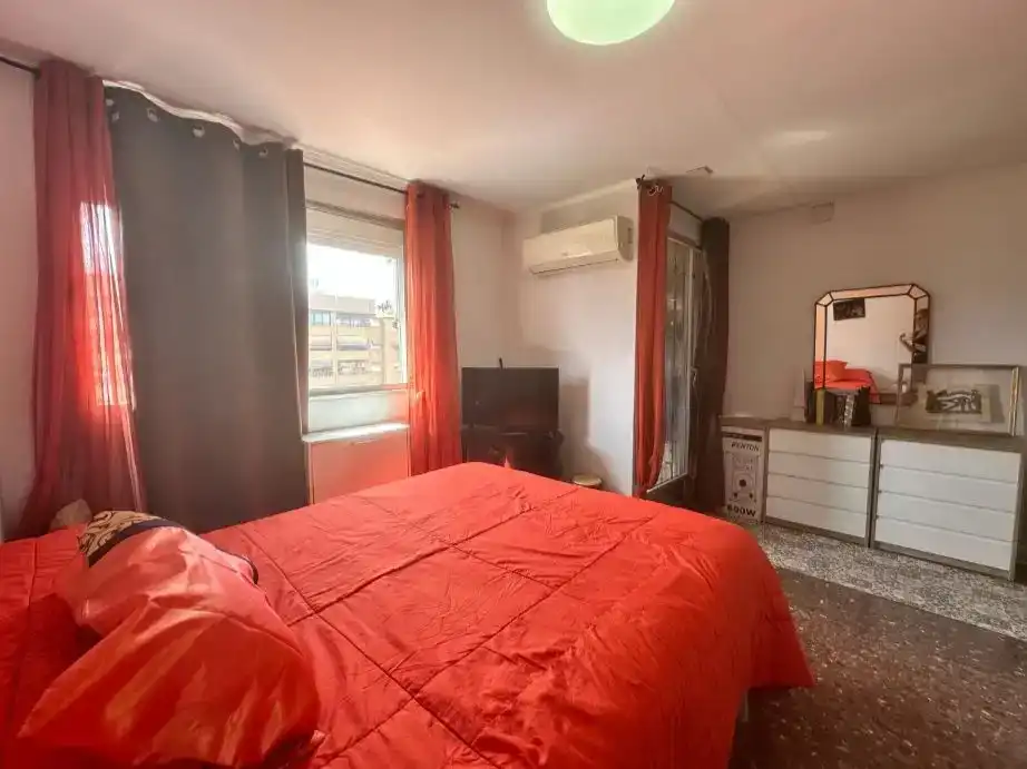 Dormitori de Pis en venda en  Valencia Capital amb Aire condicionat i Balcó