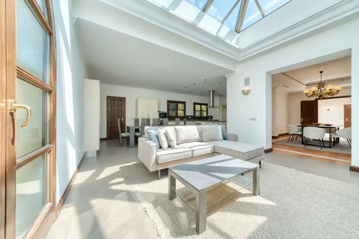 Sala de estar de Casa o chalet en venta en Benahavís con Aire acondicionado, Jardín privado y Terraza