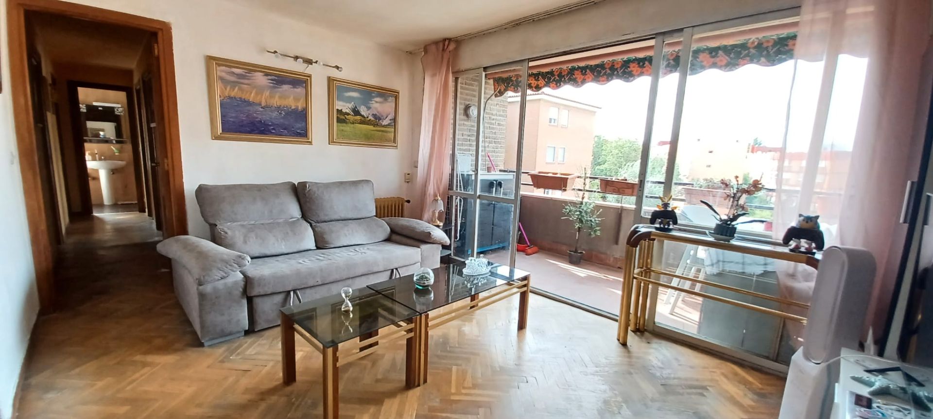 Sala d'estar de Pis en venda en  Madrid Capital amb Calefacció, Parquet i Terrassa