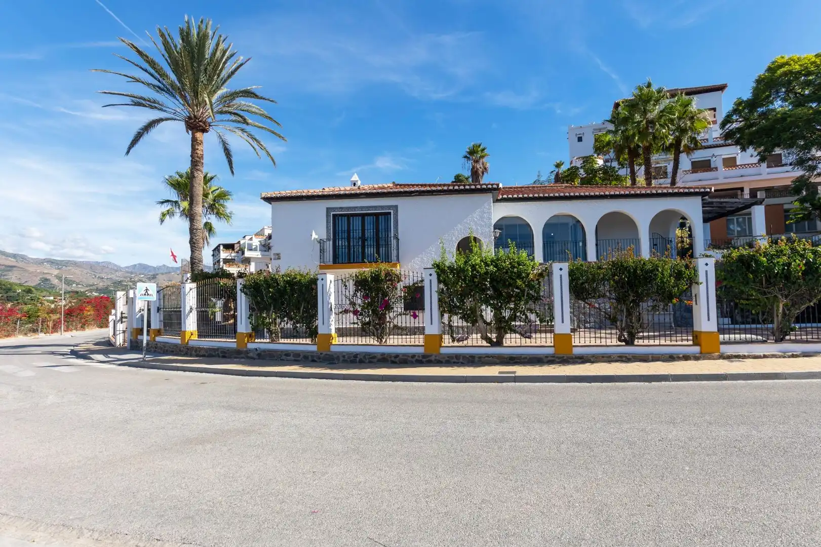 Vista exterior de Casa o xalet en venda en Almuñécar amb Calefacció, Jardí privat i Terrassa