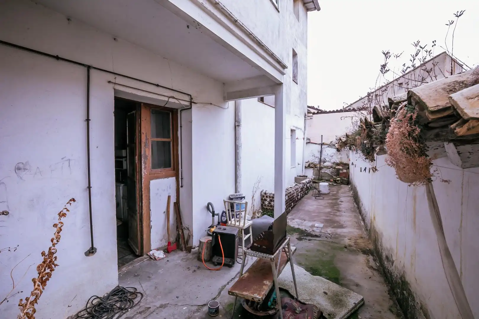 Vista exterior de Casa o xalet en venda en Ayerbe amb Moblat i Balcó