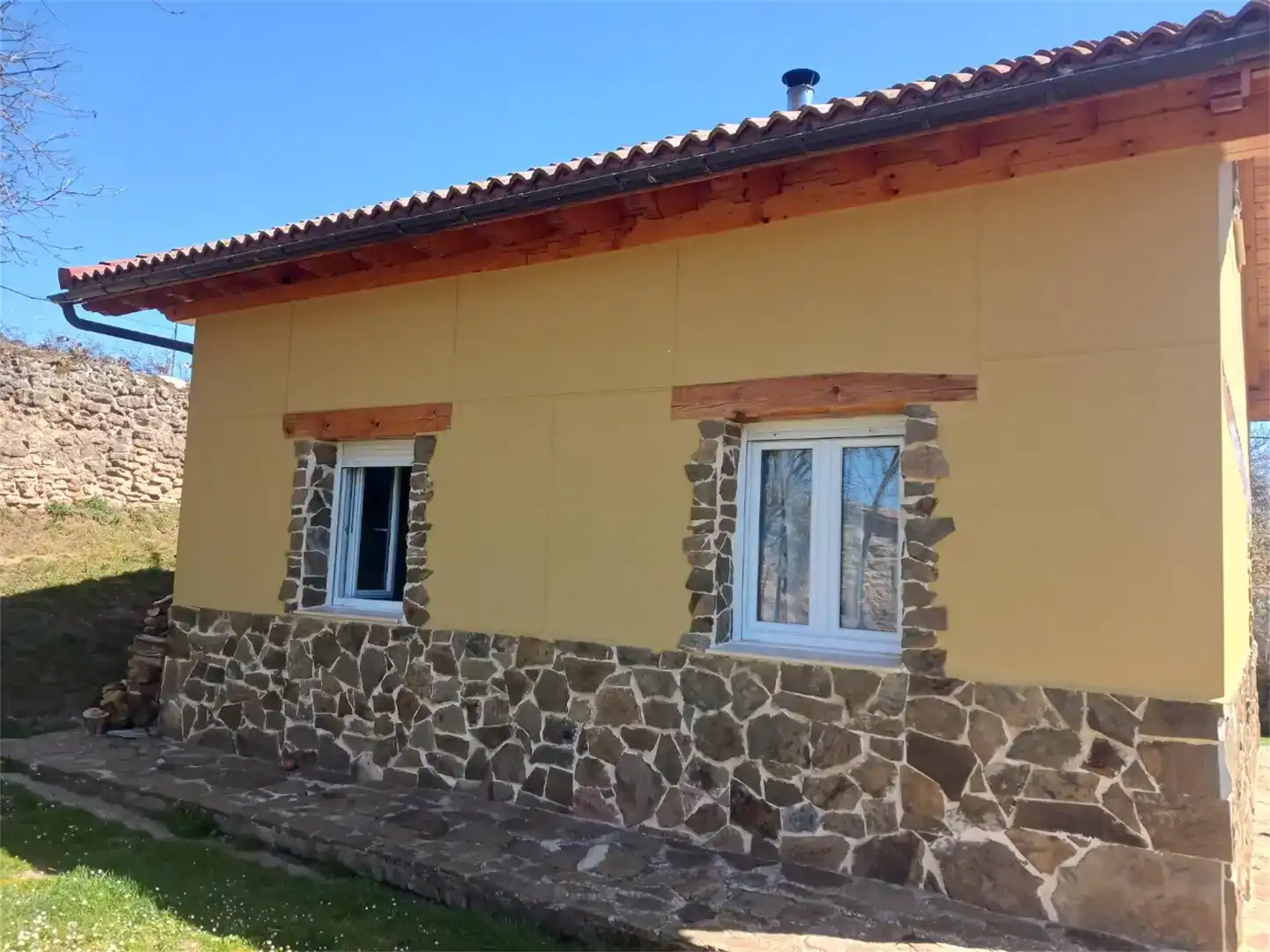Vista exterior de Casa o xalet en venda en Olmos de Ojeda amb Jardí privat, Traster i Moblat