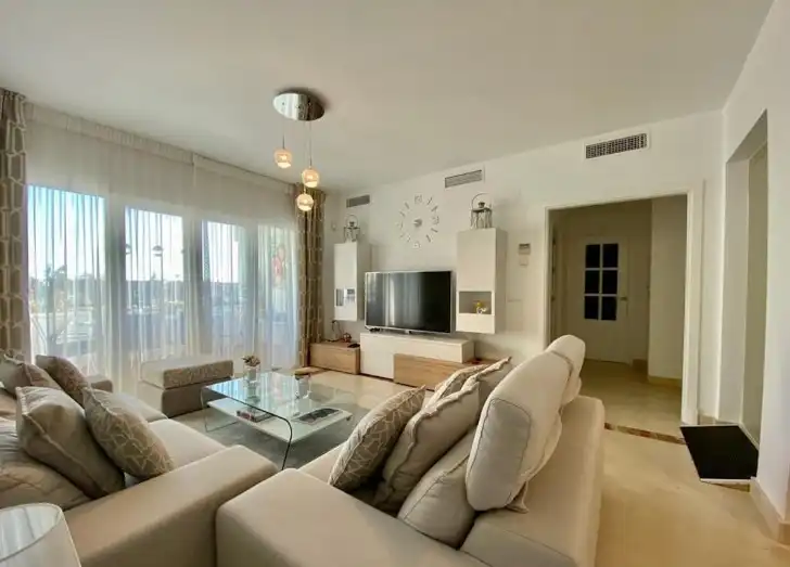 Sala d'estar de Dúplex en venda en Marbella amb Aire condicionat, Calefacció i Parquet