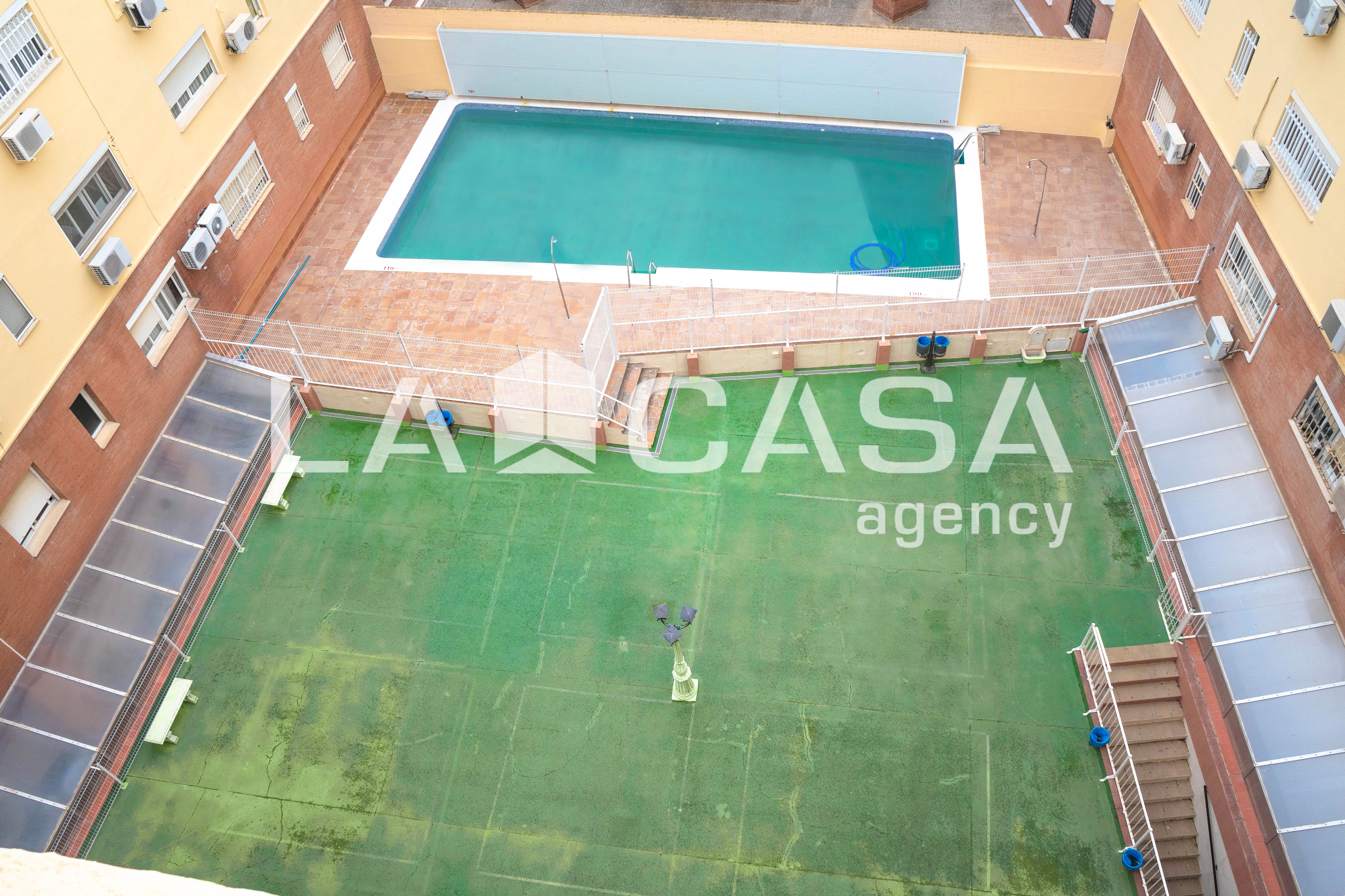 Piscina de Pis en venda en Dos Hermanas amb Traster, Piscina i Balcó
