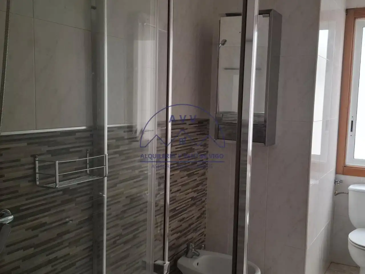 Bathroom of Flat for rent in Vigo   with Parquet flooring