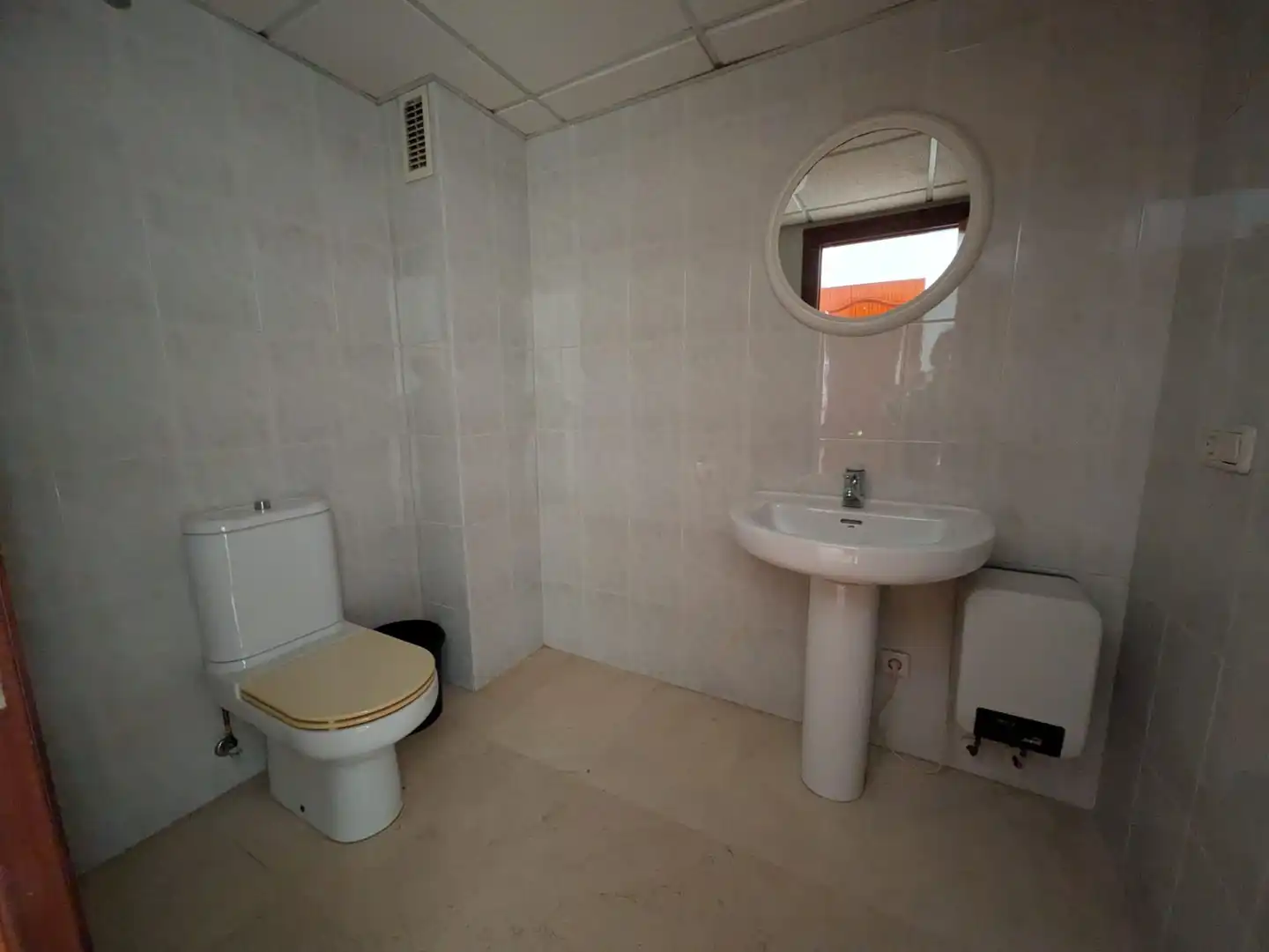 Bathroom of Office for rent in  Logroño  with Air Conditioner, Heating and Storage room