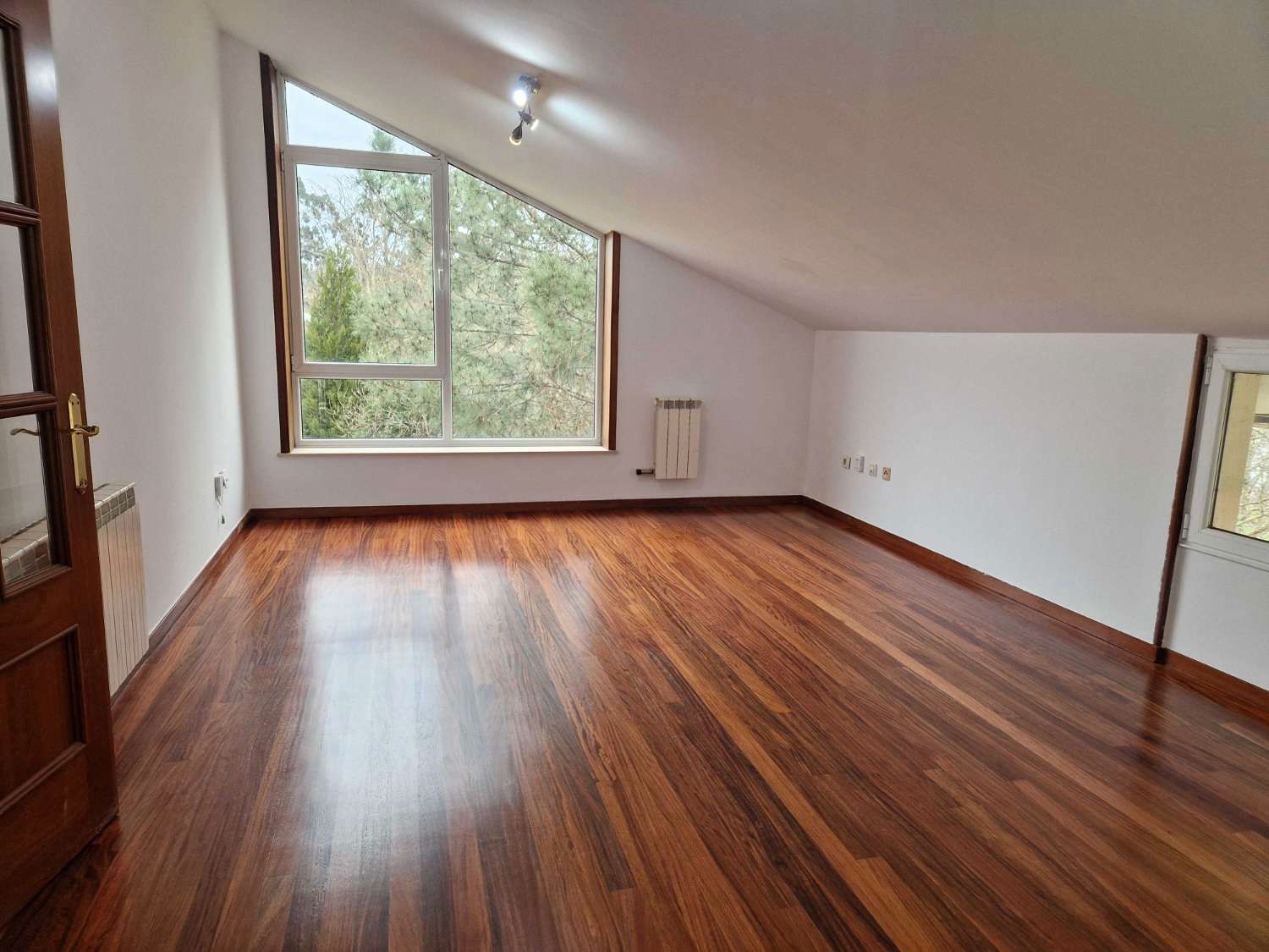 Sala d'estar de Àtic en venda en Brión amb Calefacció i Piscina