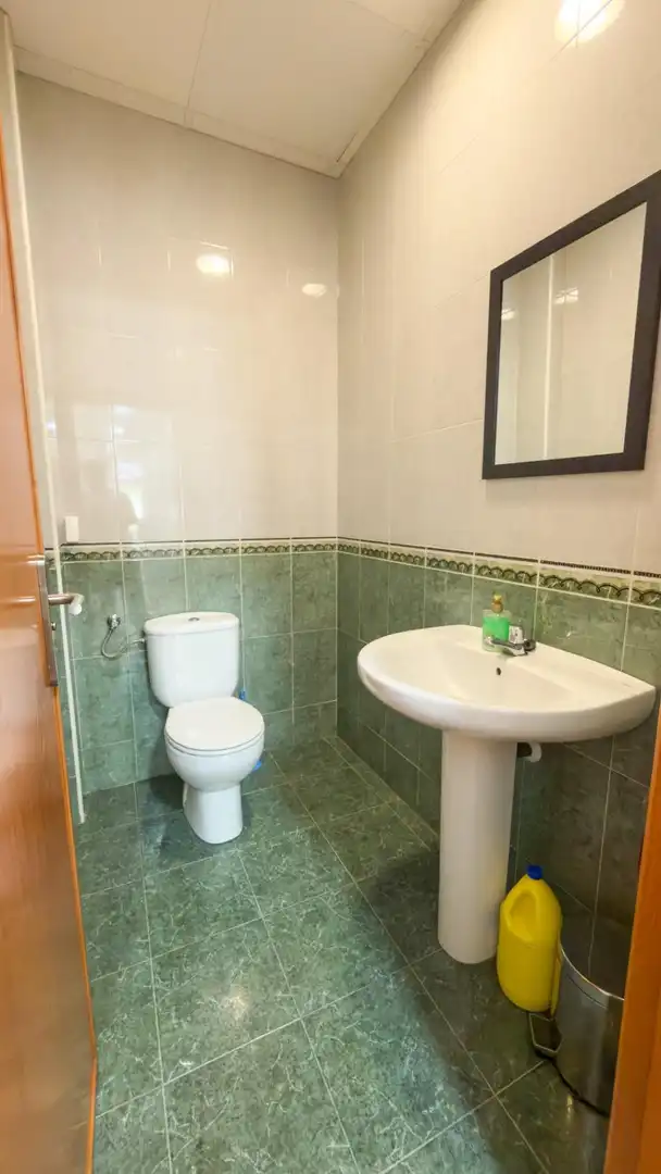Baño de Local de alquiler en Cieza con Aire acondicionado